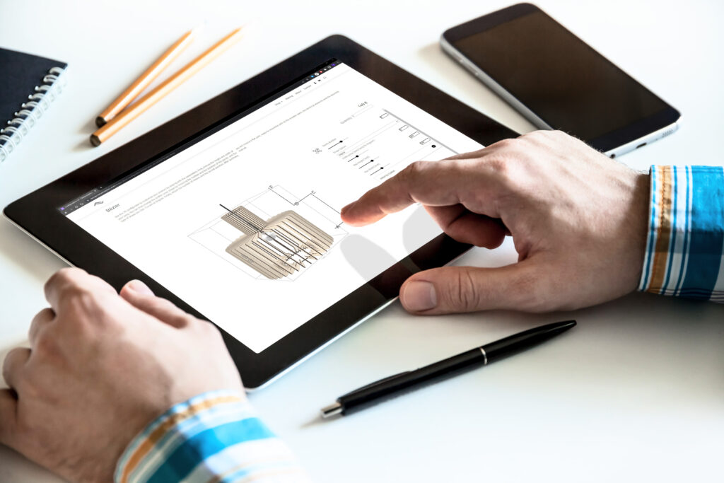 Un homme en train d'utiliser un configurateur 3D pour customiser sa suspension en bois